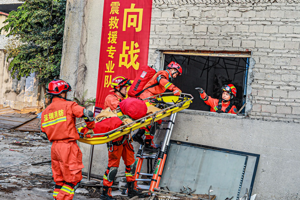 因嫌救援消防吵，男子竟高空拋物企圖阻止！